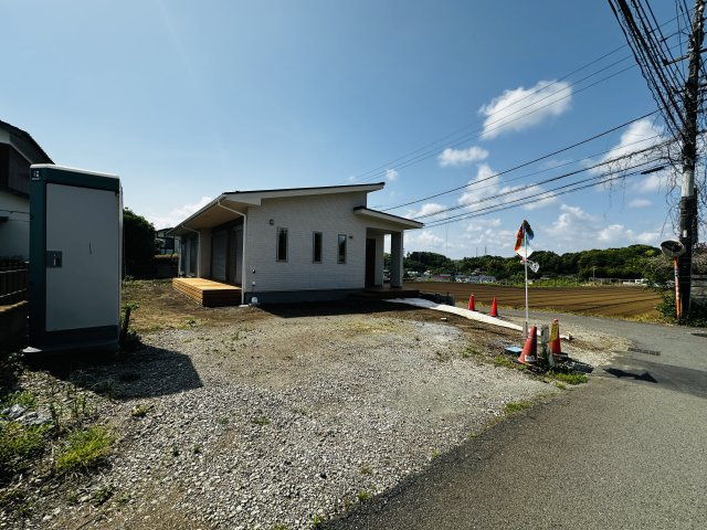 茅ヶ崎市堤　新築平屋戸建の前面道路含む現地写真