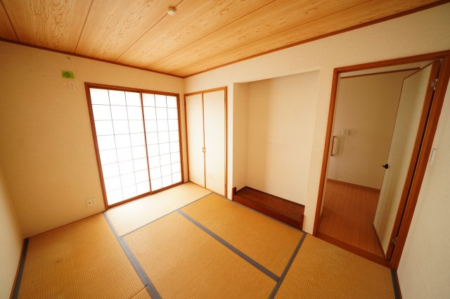 高崎市新保町中古住宅の和室|リビングと離れた和室ですので、独立したお部屋として利用できます。						
