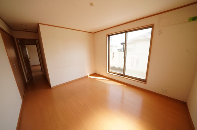 高崎市新保町中古住宅の洋室|全室南向きで明るいお部屋、子供部屋は明るい方が良いですよね♪							
					
