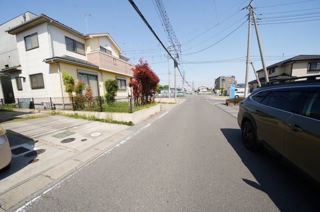 高崎市新保町中古住宅の前面道路含む現地写真|前面道路幅員6ｍ