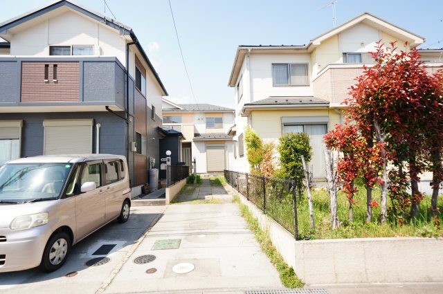 高崎市新保町中古住宅の駐車場|縦列駐車で2台分駐車可能です。約2.4ｍ幅の駐車場ですので、車種により車の乗り降りがし辛い可能性がありますので、現地にてご確認ください。