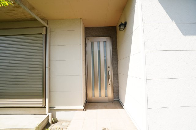 高崎市新保町中古住宅の玄関|リビングと和室の間にある玄関。