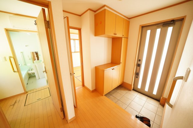 高崎市新保町中古住宅の玄関|南側玄関なので明るいです！