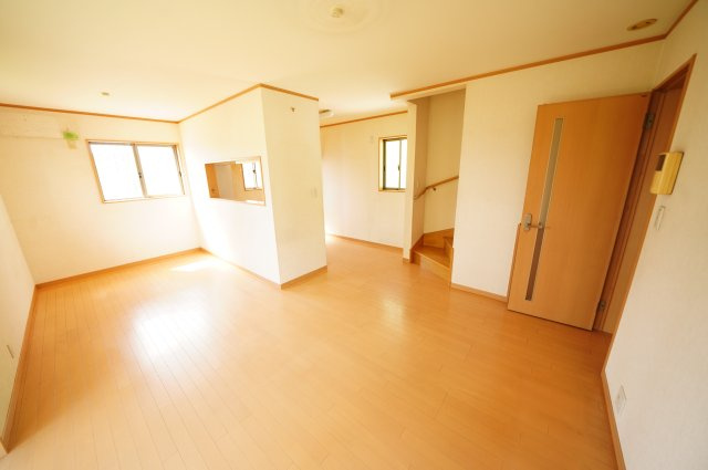 高崎市新保町中古住宅の居間・リビング|15帖の広々リビングはご家族みんなでゆったりくつろげます♪

