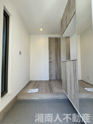 鎌倉市腰越４丁目新築戸建の玄関|収納もある玄関です