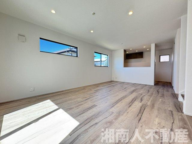 鎌倉市腰越４丁目新築戸建の居間・リビング|ゆったりとしたリビングです