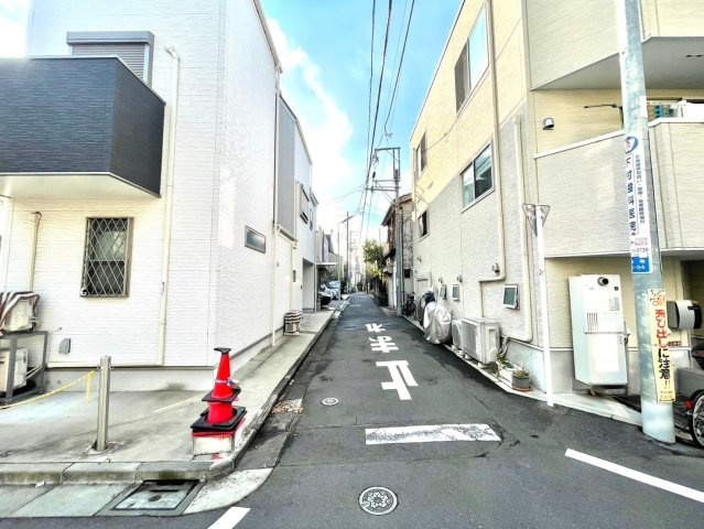 杉並区方南1丁目　中古戸建の前面道路含む現地写真|現地写真

ご内見希望・資料請求などお気軽にお問い合わせ下さい！
03-5990-5201