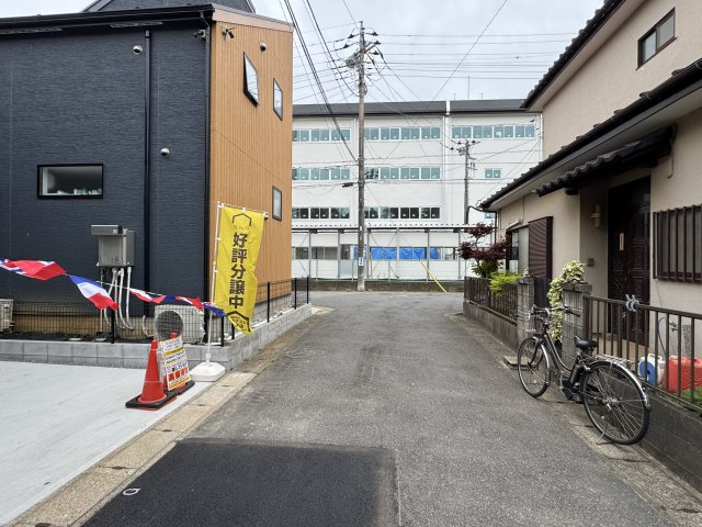柏市名戸ヶ谷１丁目新築戸建【柏第八小学校：8分】の前面道路含む現地写真|西側前面道路
