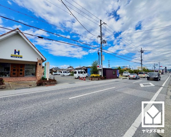 滋賀県彦根市平田町の前面道路含む現地写真