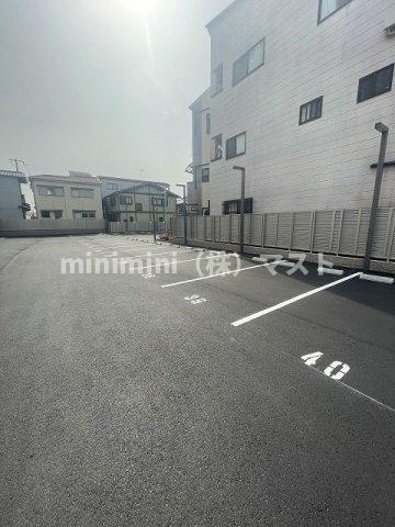 プレジオ帝塚山の駐車場