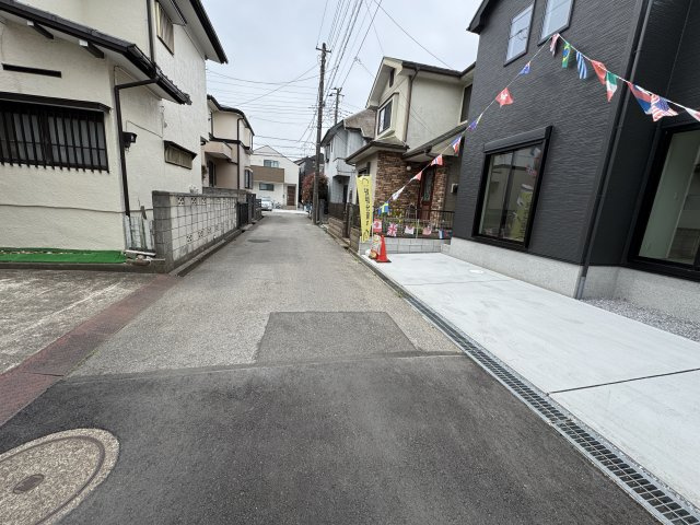 柏市永楽台１丁目新築戸建【柏第八小学校：3分】の前面道路含む現地写真|南東側前面道路