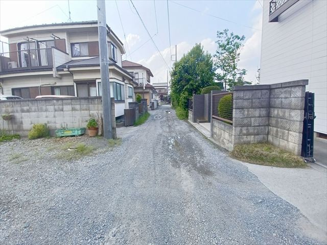 東松山市松山町1丁目　中古戸建の前面道路含む現地写真