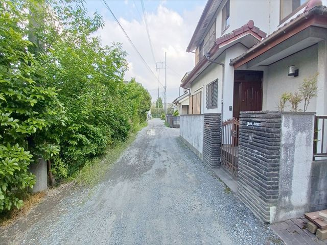 東松山市松山町1丁目　中古戸建の前面道路含む現地写真