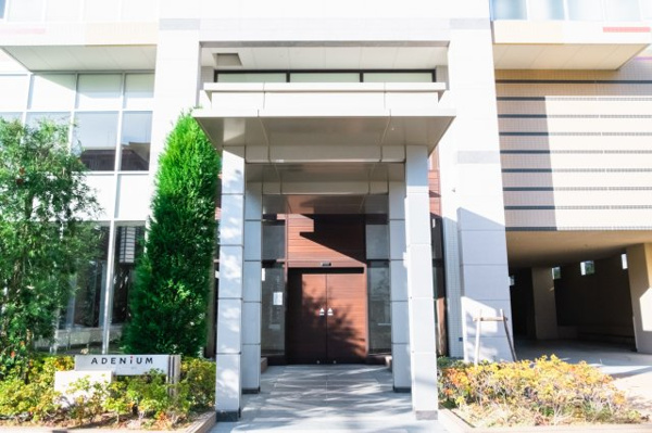  | 【エントランス外観】屋根付きのエントランスアプローチ！白を基調としたクリーンな印象のファサード！