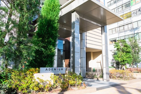  | 【エントランス外観】四季を感じられる緑豊かなエントランス。夜にはライトアップされ幻想的な雰囲気に！