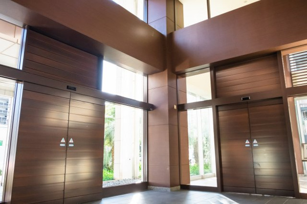 【エントランス】 | 【風除室】二層吹き抜けの優雅なエントランスです。カラーモニター付オートロックセキュリティ完備！