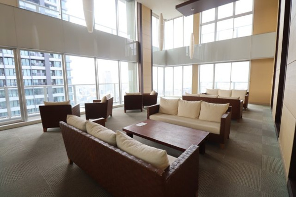 【ロビー】 | 【スカイラウンジ】広さ約75平米！大開口の窓から、夏には淀川花火大会もご鑑賞いただけます♪