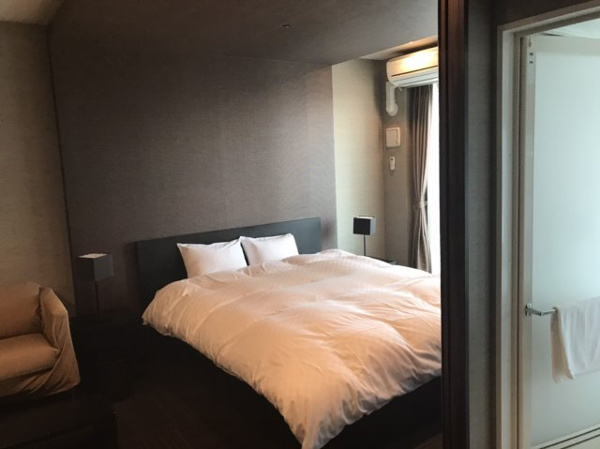 【その他共用部分】 | 【ゲストルーム】南国リゾートをイメージした空間！窓の外には梅田のパノラマビューが広がります☆