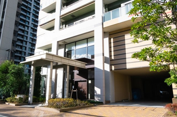 【駐車場】 | 【敷地内駐車場】カーエントランスからマイカーを屋内に保管できます。愛車を雨や埃から守ります！