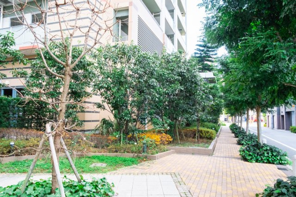 【周辺】 | 【物件周辺】都心の喧騒を忘れさせてくれる、穏やかな緑。歩道もきれいに舗装・管理されています！