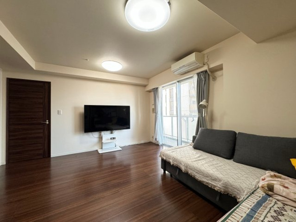 【居間・リビング】 | 【リビングダイニング】約11.1帖のリビングダイニング！隣接のバルコニーから夕陽が差し込みます◎