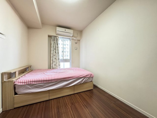 【洋室】 | 【洋室】約6.6帖！ウォークインクローゼットつきで収納力十分◎バルコニーへも通じる大きな窓あり！