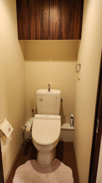 【トイレ】 | 【トイレ】吊戸棚付きで収納豊富です◎温水洗浄便座で365日快適にお使いいただけます！