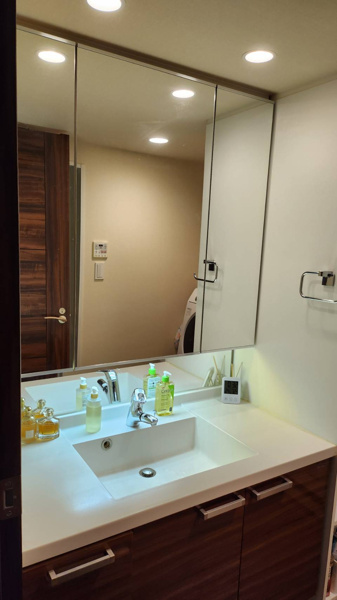 【独立洗面台】 | 【独立洗面台】おしゃれな洗面台！うれしい収納付三面鏡で、細々したスキンケア用品なども整理できます！