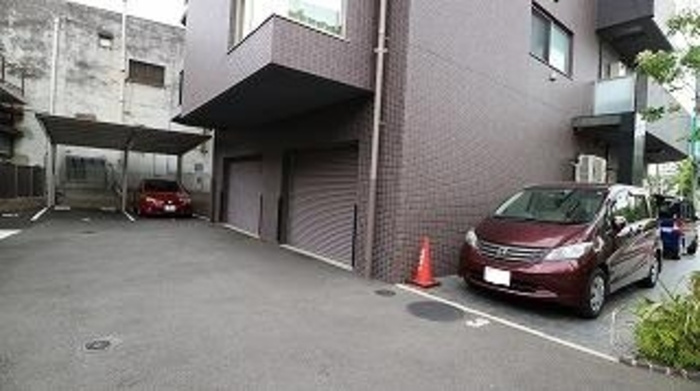 プレミアム菱屋西の駐車場