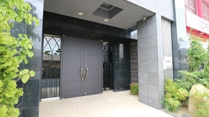 プレミアム菱屋西のエントランス