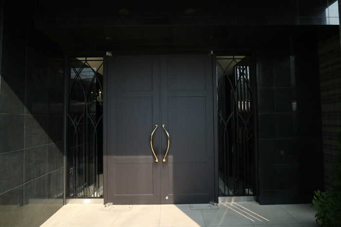 プレミアム菱屋西のエントランス