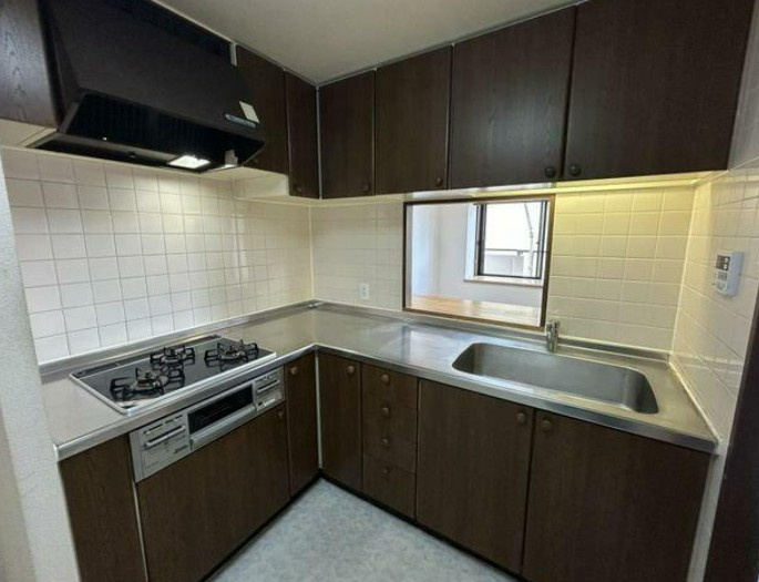 【中古マンション】ルミナス鶴ヶ島のキッチン|対面式のシステムキッチンでお料理をしながらリビングを見渡せます！