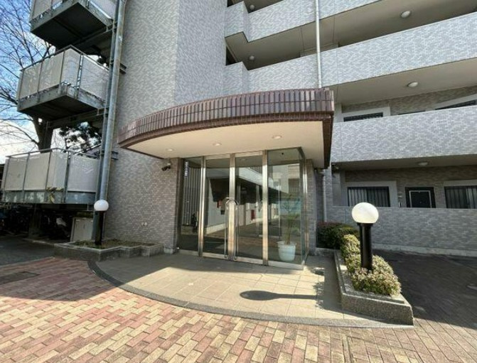 【中古マンション】ルミナス鶴ヶ島のエントランス|綺麗に保たれたエントランス外部☆
