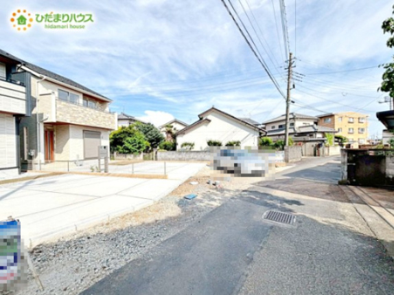 本庄市東台1丁目　新築一戸建て　ブルーミングガーデン　01の前面道路含む現地写真|近隣に商業施設多数あり(^^)/
