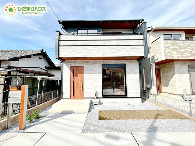 本庄市東台1丁目　新築一戸建て　ブルーミングガーデン　01の外観|白を基調としたお洒落な外観です(^^♪				
