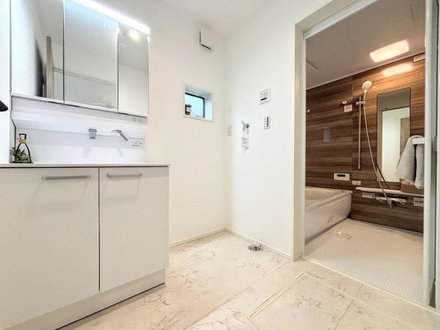 戸塚区名瀬町　新築戸建て　第２のその他|［モデルハウス］◆毎日使う場所だから、機能的で使いやすさに配慮したパウダールーム。すっきりと使えるように収納も豊富にご用意しています。
