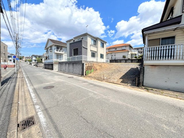 戸塚区名瀬町　新築戸建て　第２の前面道路含む現地写真|◆前面道路も幅員があり車の運転も安心！前面道路は閑静な住宅地。車通りの少ない道路です。お子様にも安心です。