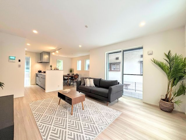 戸塚区名瀬町　新築戸建て　第２のその他|［モデルハウス］◆一家だんらんのスペースとなるＬＤＫ。窓から明るい光が差し込み、思わず家族の会話も弾む快適な空間。(家具はイメージ写真です）

