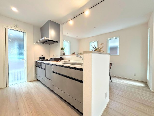 戸塚区名瀬町　新築戸建て　第２のその他|［モデルハウス］◆キッチンからダイニングやリビングが見渡せるキッチン。料理をしながら家族とコミュニケーションをとれるだけでなく、大きな開放感も得られることができます。
