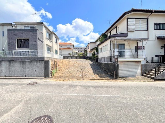 戸塚区名瀬町　新築戸建て　第２の外観|◆一戸建てを中心とした街並みが整然と続き、周辺は高い建物が建っていないので、緑の多い閑静な趣を感じる環境です。街並みや周辺環境も重要なポイントです！！