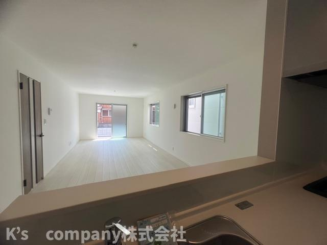 茅ヶ崎市柳島２丁目　新築戸建　2号棟の居間・リビング|キッチンからみたリビングスペース♪◇◇