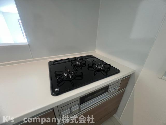 茅ヶ崎市柳島２丁目　新築戸建　2号棟のキッチン|同時進行ができる3口コンロ♪