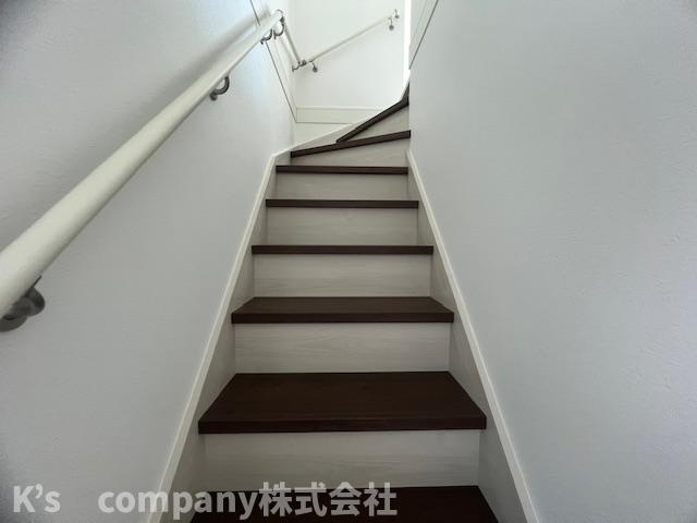 茅ヶ崎市柳島２丁目　新築戸建　2号棟の内装|手すり付き階段♪