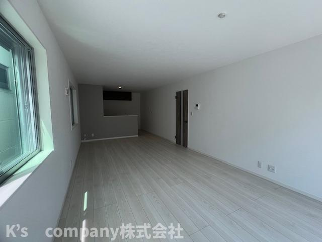 茅ヶ崎市柳島２丁目　新築戸建　2号棟の居間・リビング|20帖あるリビングルーム◇◇