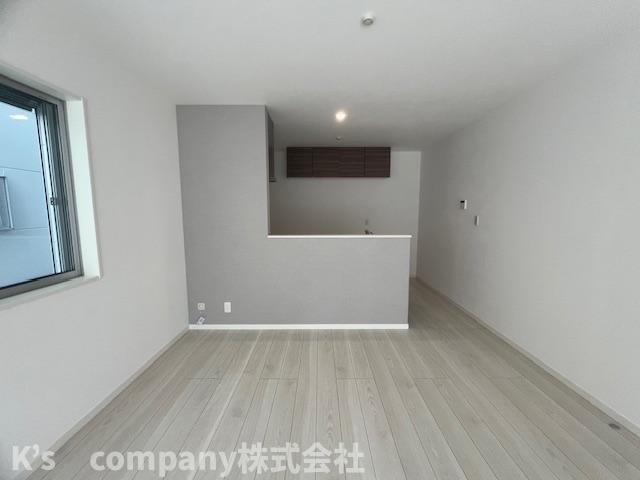 茅ヶ崎市柳島２丁目　新築戸建　2号棟の居間・リビング|コミュニケーションが取れやすい対面式キッチン♪