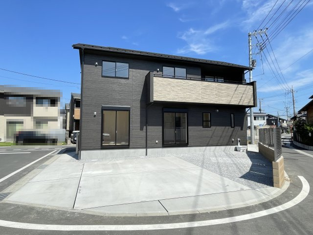 藤岡市藤岡（全１棟）１号棟の外観|隣地との距離も保ちながらも綺麗な街並みに溶け込みました！
駐車スペースやお庭も十分に確保しています！