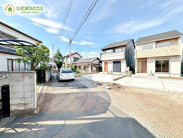本庄市東台1丁目　新築一戸建て　ブルーミングガーデン　02の前面道路含む現地写真|スーパー・コンビニ至近で、お買い物も便利です♪
