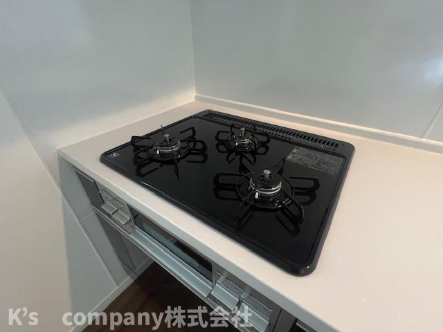 茅ヶ崎市柳島２丁目　新築戸建　4号棟のキッチン|同時進行ができる3口コンロ♪