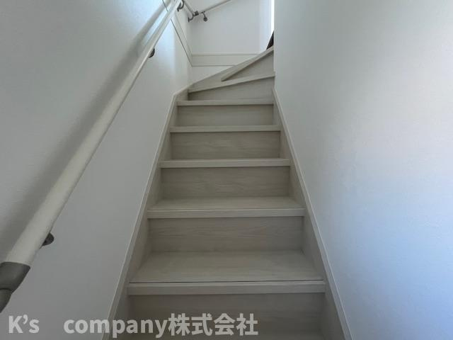 茅ヶ崎市柳島２丁目　新築戸建　4号棟の内装|手すり付き階段♪