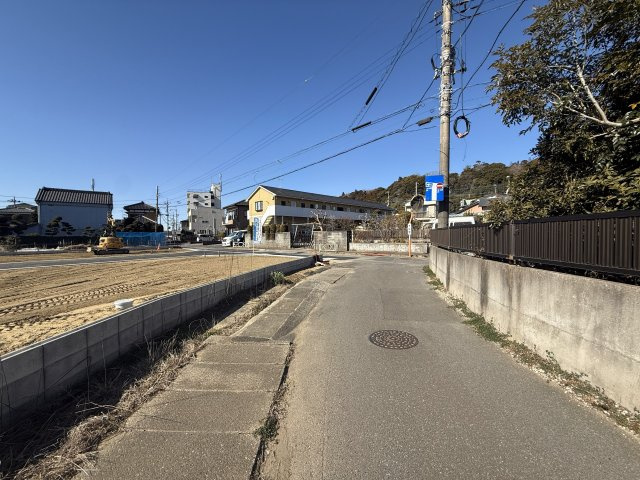 東金市東金B区／建築条件付き土地の前面道路含む現地写真
